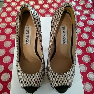 Steve Madden Diamond Pattern Black Tan Heels